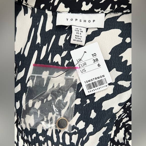 ✨NWT✨ Topshop Blouse Long Sleeve Black White Button Down Size 6 - Picture 3 of 10